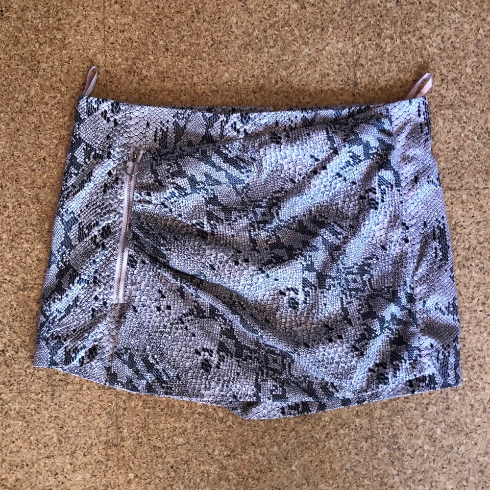 Snakeskin skort